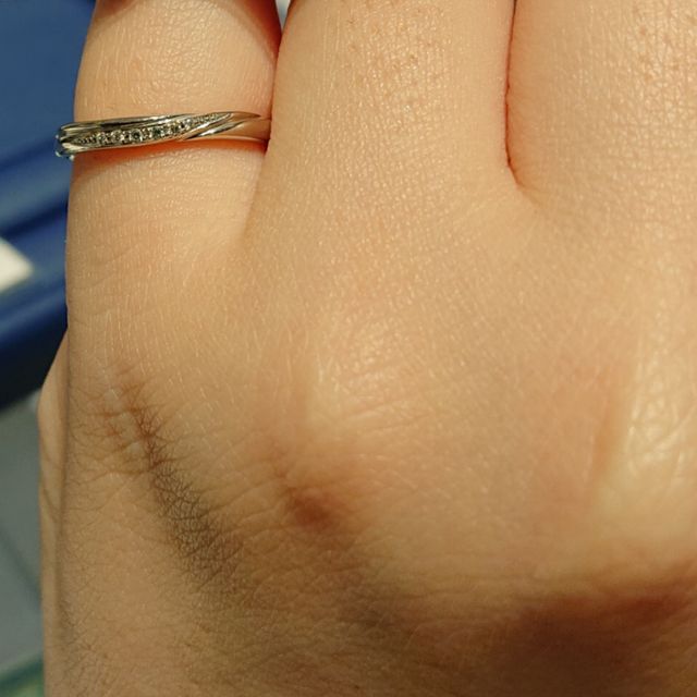 【銀座ダイヤモンドシライシの口コミ】 婚約指輪と重ねづけをしてもボリュームが出過ぎない華奢なところが気に入…