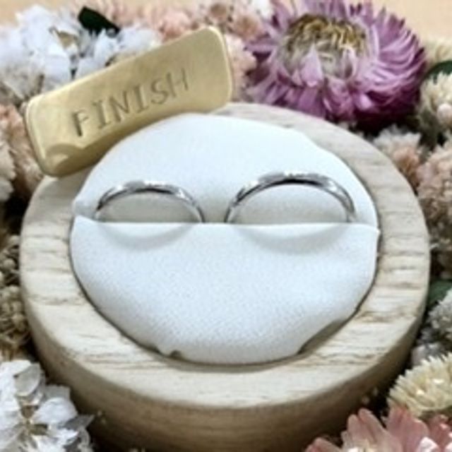 【ついぶ工房の口コミ】 指輪のデザインは、甲丸型のいたってシンプルなもので、内側に入籍日とお…