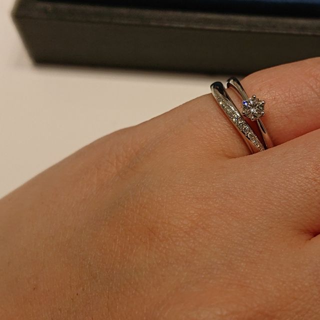 【4℃ BRIDAL(ヨンドシーブライダル)の口コミ】 一粒ダイヤでストレートタイプの婚約指輪を購入済だったので、購入したも…