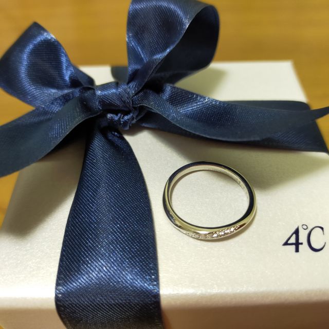 【4℃ BRIDAL(ヨンドシーブライダル)の口コミ】 キラッと光るダイヤモンドが、斜めのラインで入っている指輪に一目惚れし…