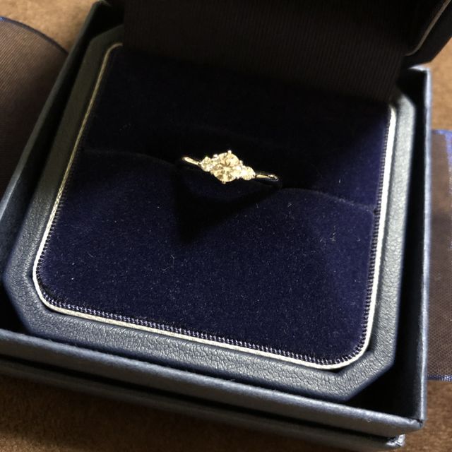 【銀座ダイヤモンドシライシの口コミ】 ゆるやかなv字ラインでダイヤに近づくに連れて細くなっていくデザインがと…