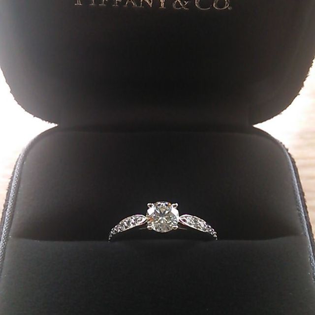 【ティファニー(Tiffany & Co.)の口コミ】 普段も着けられて、結婚指輪と重ね着けができるものと決めていました。
3…