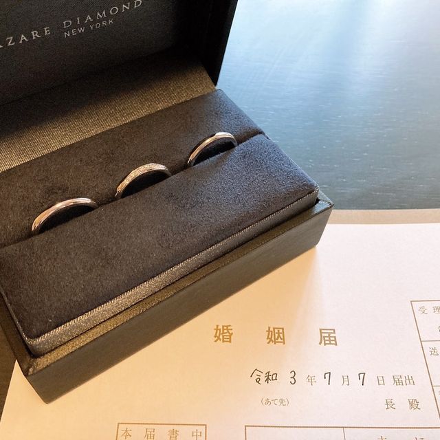 【ラザール ダイヤモンド(LAZARE DIAMOND)の口コミ】 妻の方は、婚約指輪と結婚指輪を普段使いでき、重ね付けできるシンプルな…