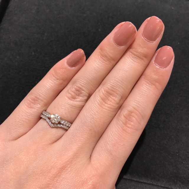 【ティファニー(Tiffany & Co.)の口コミ】 ダイヤが際立つ指輪のデザインが気に入りました。4本爪でダイヤの輝きを最…