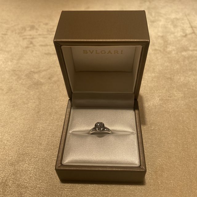 【ブルガリ(BVLGARI)の口コミ】 指輪のデザイン:
「インコントロダモーレ(運命の愛)」という名前のデザイ…