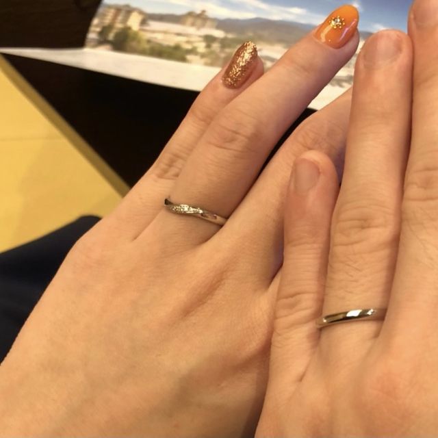【銀座ダイヤモンドシライシの口コミ】 婚約指輪を頂かない分、結婚指輪にダイヤが入っているものを探していまし…