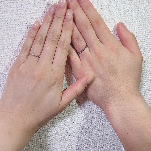 【ひなの口コミ】 指輪のデザインは石があまり目立たないタイプ、女性のリングが細めのもの…