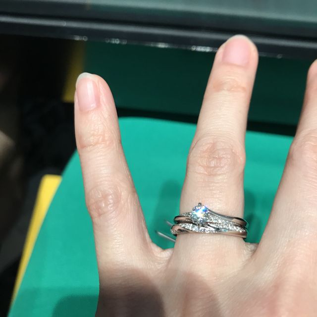 【エクセルコダイヤモンド(EXELCO DIAMOND)の口コミ】 限定デザインでダイヤか綺麗にみえたのが一番の購入の決め手でした。何度…