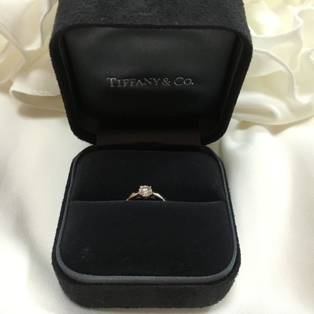 【ティファニー(Tiffany & Co.)の口コミ】 婚約指輪はティファニーが良いと決めていました。王道ではありますが、や…