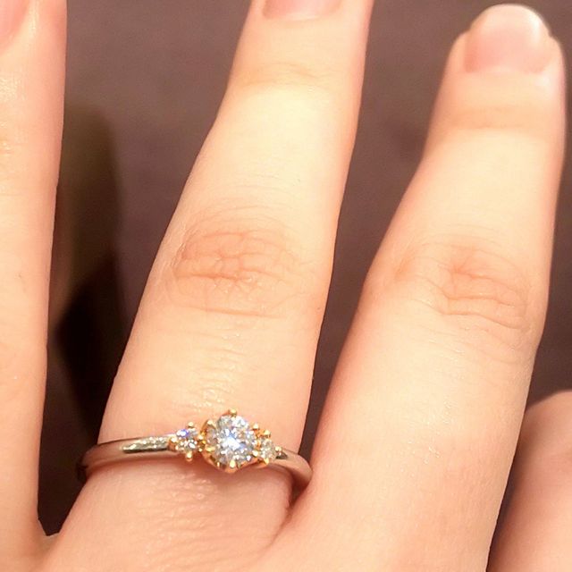 【YUKA HOJO(ユカホウジョウ)の口コミ】 １粒ダイヤでよりシンプルなカプリと迷いましたが、３粒のストーリーの方…