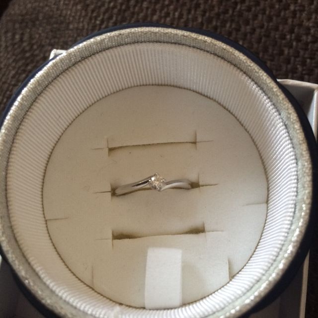 【4℃ BRIDAL(ヨンドシーブライダル)の口コミ】 主人が選んでくれたので私の欲しかったストレートの一粒ダイヤでなかった…