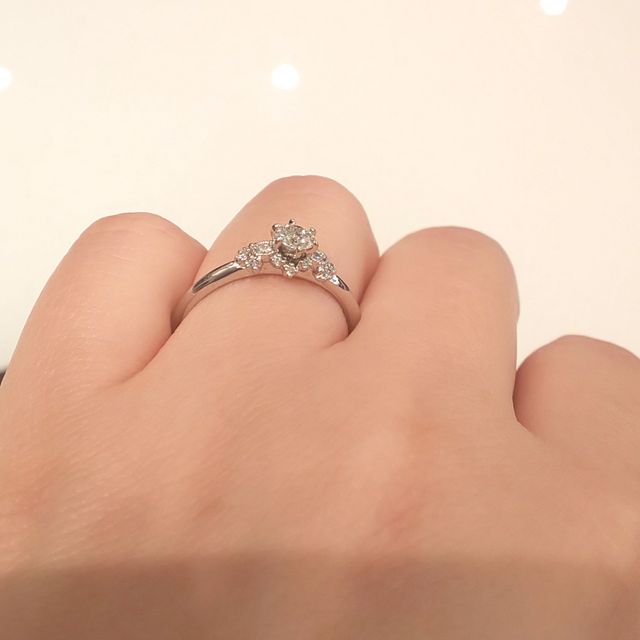 【AbHeri(アベリ)の口コミ】 繊細で華やかな、夢のあるデザイン。横から見たときも素敵でした。プラチ…