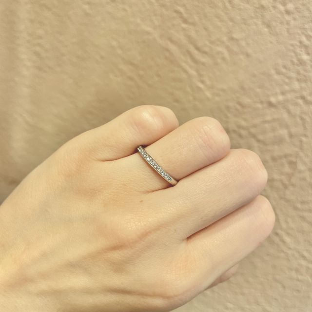 【ケイウノ ブライダル(K.UNO BRIDAL)の口コミ】 キラキラが好きなので、ハーフエタニティを探していて
これにしました！
…