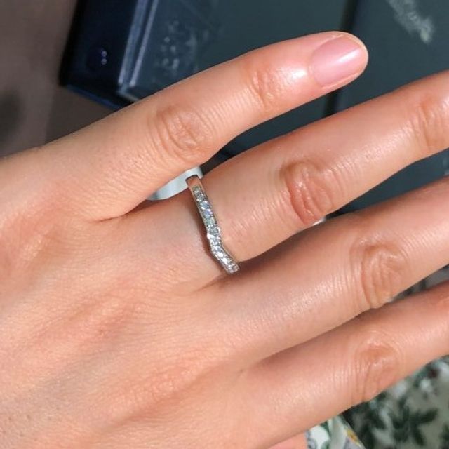【ROYAL ASSCHER(ロイヤル・アッシャー)の口コミ】 緩やかなカーブラインが上品な印象を持つリングであり、エンゲージリング…