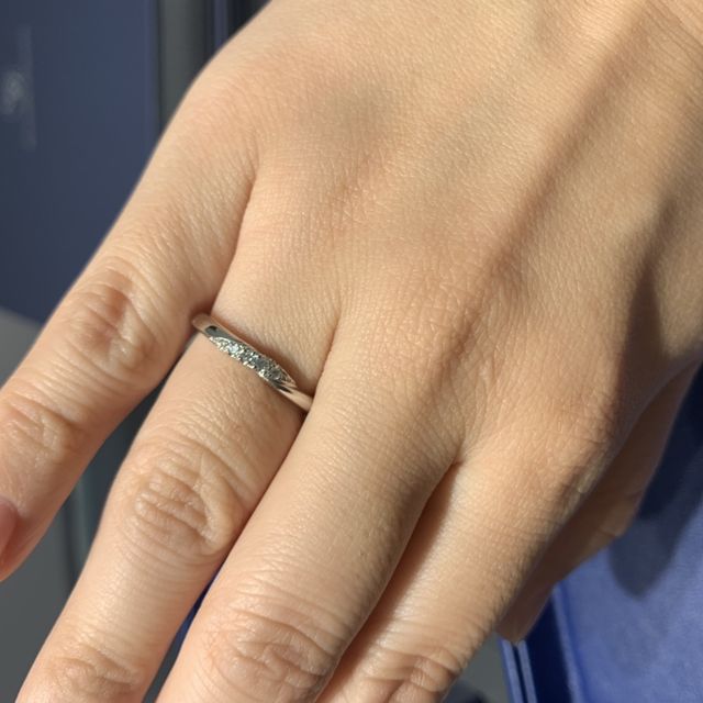 【銀座ダイヤモンドシライシの口コミ】 ダイヤモンドが埋め込みと玉留めの2種類の方法で留め、デザインされていま…