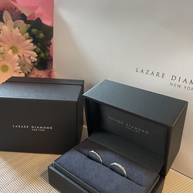 【ラザール ダイヤモンド(LAZARE DIAMOND)の口コミ】 元々はウェーブの指輪を希望していましたが、婚約指輪がストレートなため…