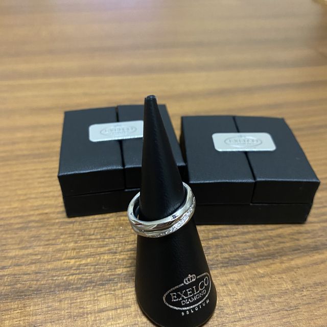 【エクセルコダイヤモンド(EXELCO DIAMOND)の口コミ】 デザインに一目惚れし購入しました！女性用の指輪にはどの角度から見ても…