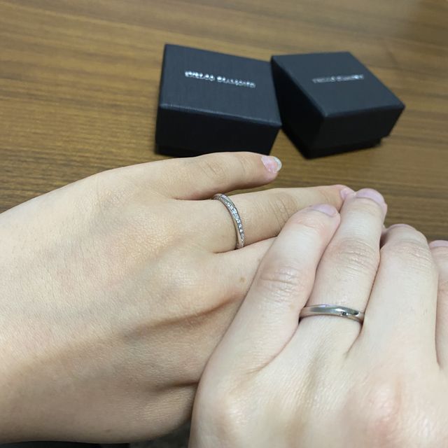 【エクセルコダイヤモンド(EXELCO DIAMOND)の口コミ】 デザインに一目惚れし購入しました！女性用の指輪にはどの角度から見ても…