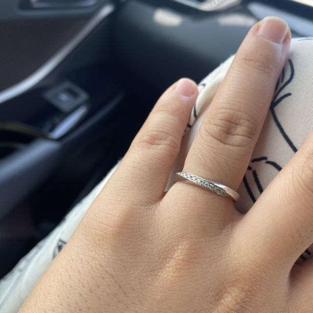 【4℃ BRIDAL(ヨンドシーブライダル)の口コミ】 指輪を決めた理由は、ちょっと大きめでゴツゴツしてますが存在感がありま…