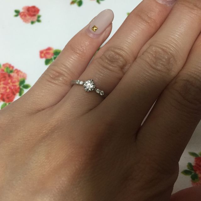 【Mariage ent(マリアージュエント)の口コミ】 センターのダイヤモンドの他に四つのダイヤがあり、センターのダイヤはサ…