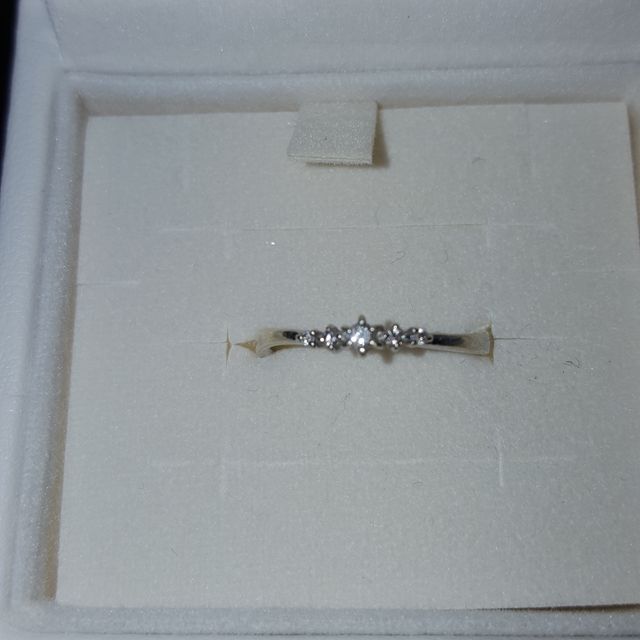 【4℃ BRIDAL(ヨンドシーブライダル)の口コミ】 付き合ってすぐ婚約したので下調べなどせず、主人と一緒に大型ショッピン…