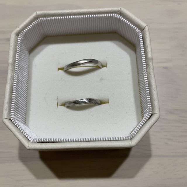 【4℃ BRIDAL(ヨンドシーブライダル)の口コミ】 婚約指輪を購入しなかったので、小さいダイヤがついているもので、ウェー…