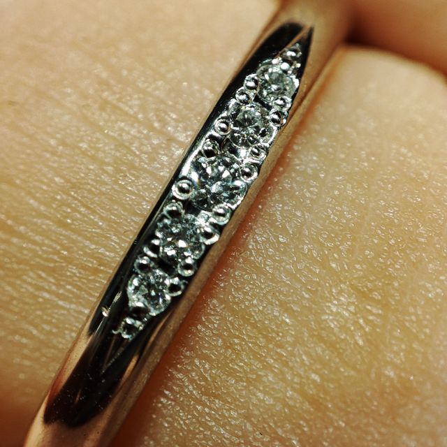 【銀座ダイヤモンドシライシの口コミ】 メレダイヤつきのシンプルな結婚指輪を探していました。色婚約指輪同様に…