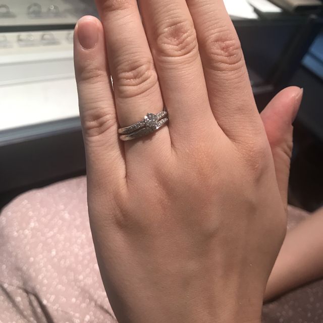 【銀座ダイヤモンドシライシの口コミ】 左右にダイヤがついており、ダイヤモンドが大きく見えるデザインになって…