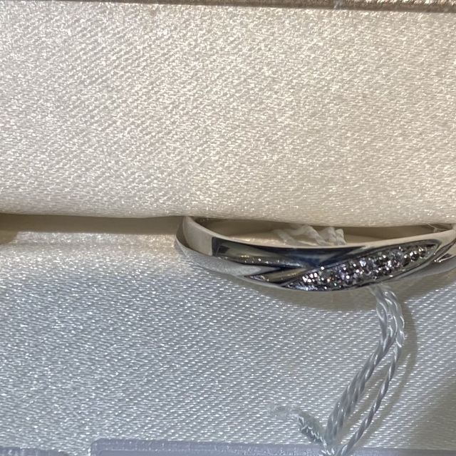 【アイプリモ(I-PRIMO)の口コミ】 エンゲージリングはゆるやかにウェーブしており、細身のアームなので指が…