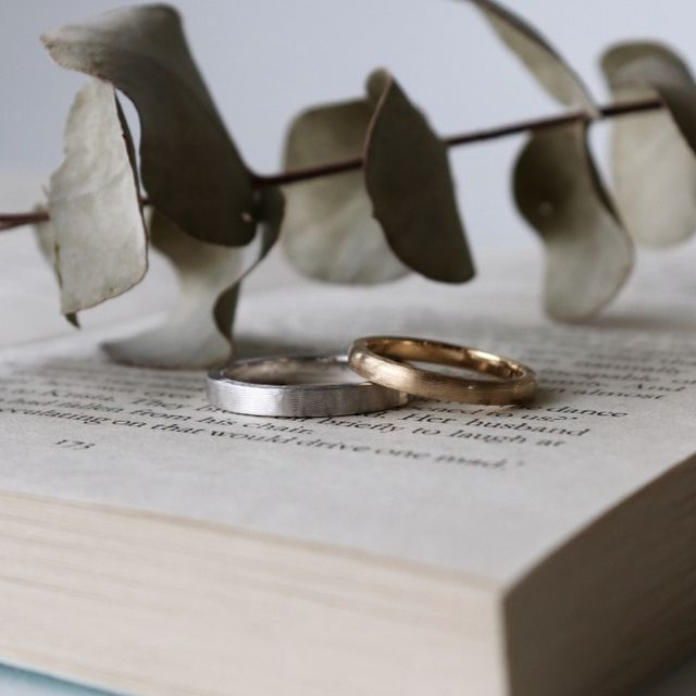 【鶴(mikoto)の口コミ】 マットな仕上がりに見える結婚指輪ですが夫婦でデザインを変えてお互いに…