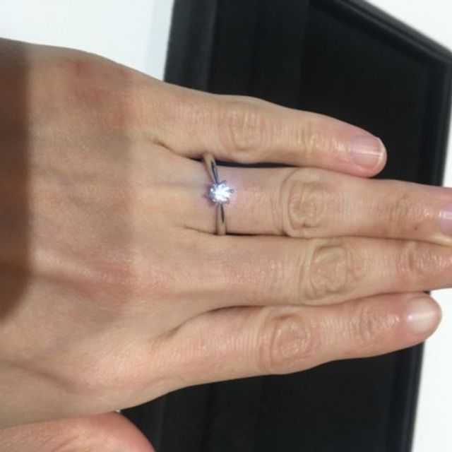 【BRILLIANCE+(ブリリアンスプラス)の口コミ】 王道のソリティアデザインでありセンターの大きなダイヤモンドに向けて絞…