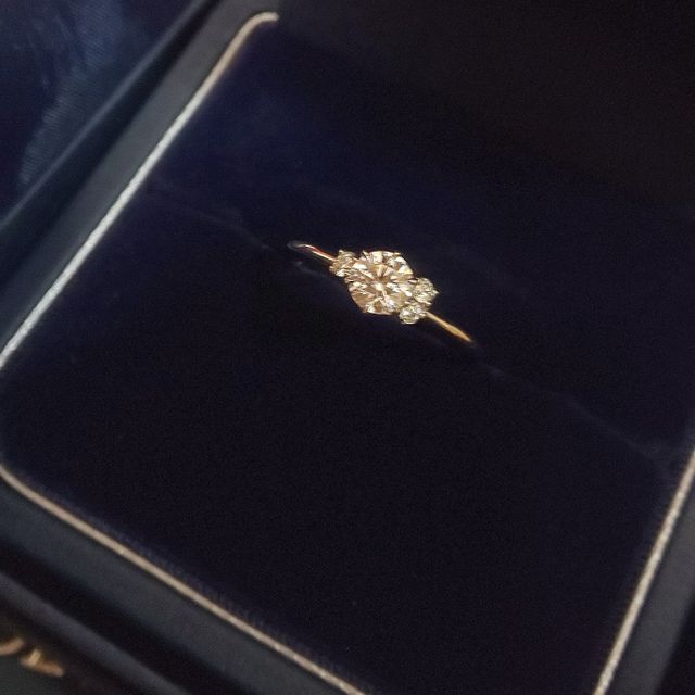 【銀座ダイヤモンドシライシの口コミ】 左右のメレダイヤが２つと１つでアシンメトリーになったデザインが可愛い…