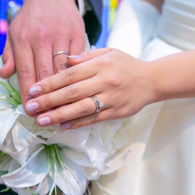 【銀座ダイヤモンドシライシの口コミ】 デザインは、リングは円形ですが、ウェーブのかかったものにしました。女…