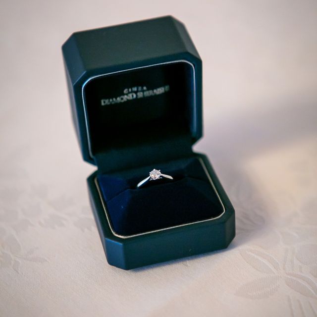 【銀座ダイヤモンドシライシの口コミ】 指輪のデザインは、真ん中に大きなダイヤモンドがかがやいています。普段…