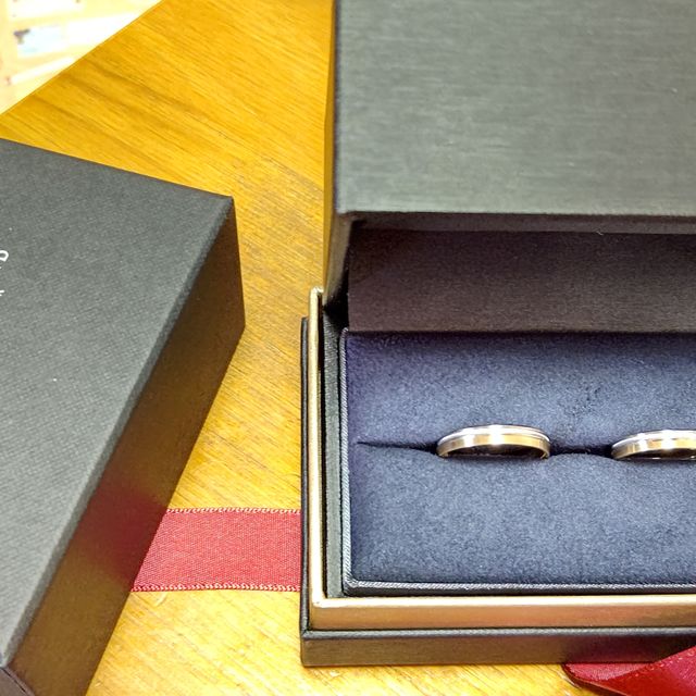 【ラザール ダイヤモンド(LAZARE DIAMOND)の口コミ】 シルバーとゴールドのラインで他にはあまりないデザインがとても気に入り…