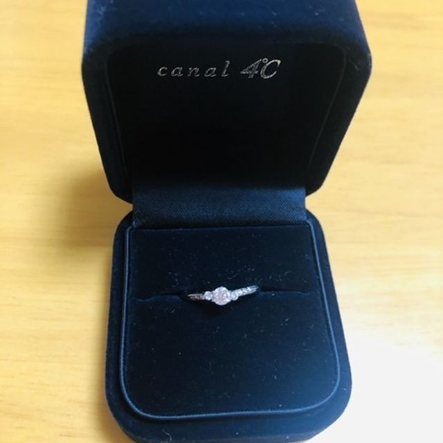 【canal4℃(カナルヨンドシー)の口コミ】 指輪のデザインがとても気に入り、購入を決めました。
華奢なリングにダイ…