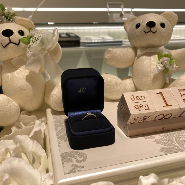 【4℃ BRIDAL(ヨンドシーブライダル)の口コミ】 彼が心を込めて選んでくれました。センターストーンだけでなく、サイドに…