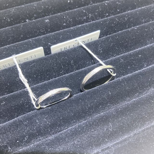 【TRECENTI(トレセンテ)の口コミ】 ストレートなデザインですが、指に沿うような石のデザインで指が綺麗に見…