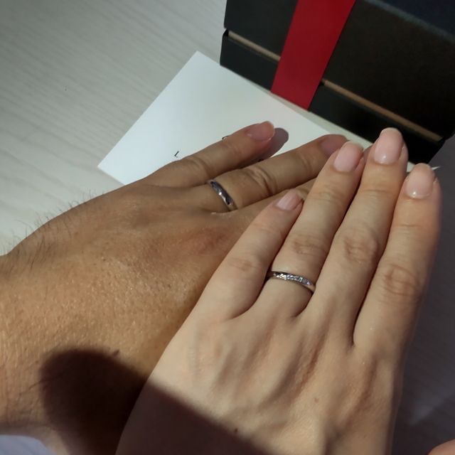 【ラザール ダイヤモンド(LAZARE DIAMOND)の口コミ】 ストレートで斜めにラインが入っているデザインで探していました。ラザー…