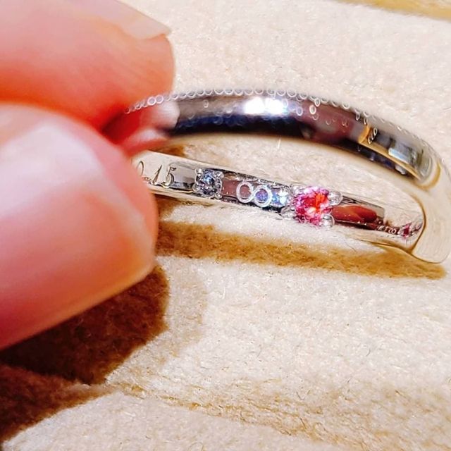【BELLE BLANCHE(ベルブランシュ)の口コミ】 指を長く見せてくれるV字を選びました。ピンクダイヤモンドの結婚指輪に憧…