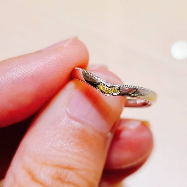 【BELLE BLANCHE(ベルブランシュ)の口コミ】 指を長く見せてくれるV字を選びました。ピンクダイヤモンドの結婚指輪に憧…