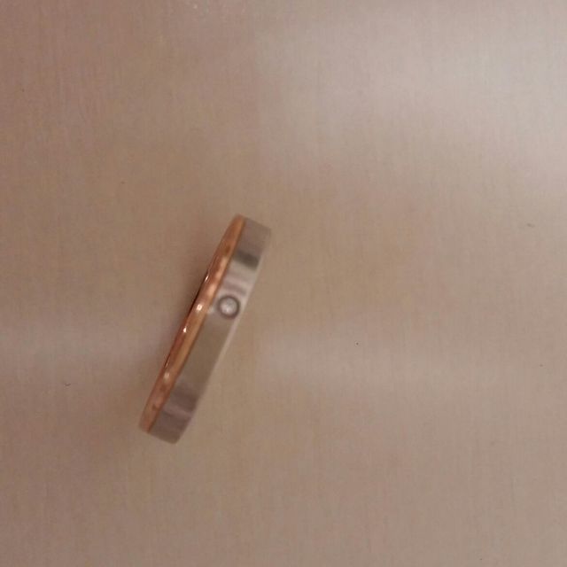 【組曲ジュエリーの口コミ】 デザインがシンプルなもので小さいダイヤモンドがついてるのを探してまし…