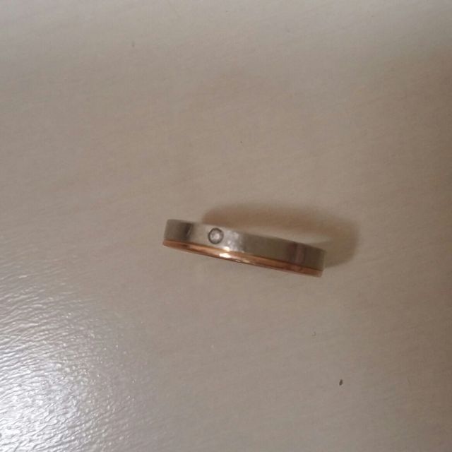 【組曲ジュエリーの口コミ】 デザインがシンプルなもので小さいダイヤモンドがついてるのを探してまし…