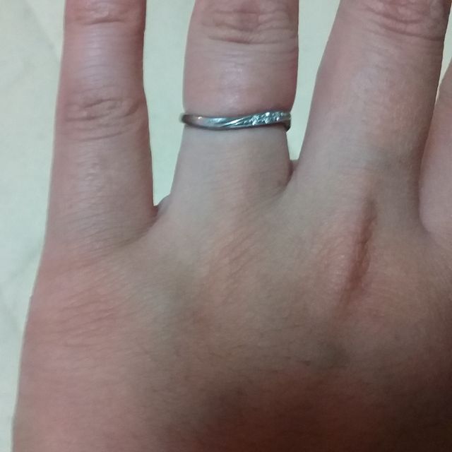 【アンジェリックフォセッテ(Angelique Fossette)の口コミ】 お互いに手が大きいので指が細く見えるデザインがよいと店員さんに相談し…