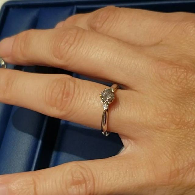 【銀座ダイヤモンドシライシの口コミ】 メインの石の両サイドに小さな石が2つ並び、地金がストレートラインのデザ…