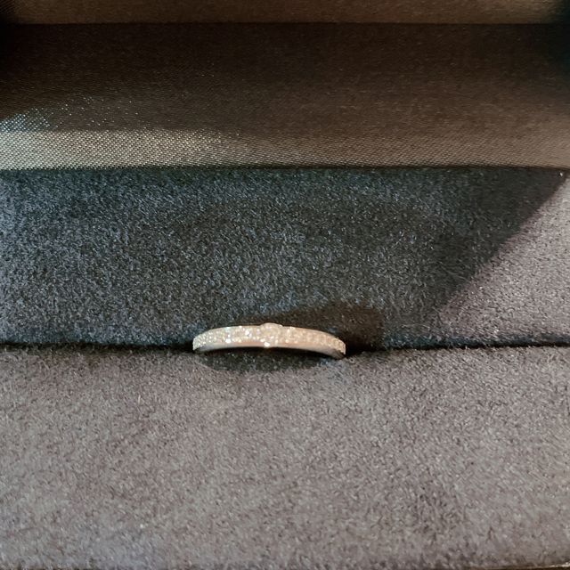 【ラザール ダイヤモンド(LAZARE DIAMOND)の口コミ】 ハーフエタニティデザインで何店舗か検討させて頂きましたが、1番輝きが美…