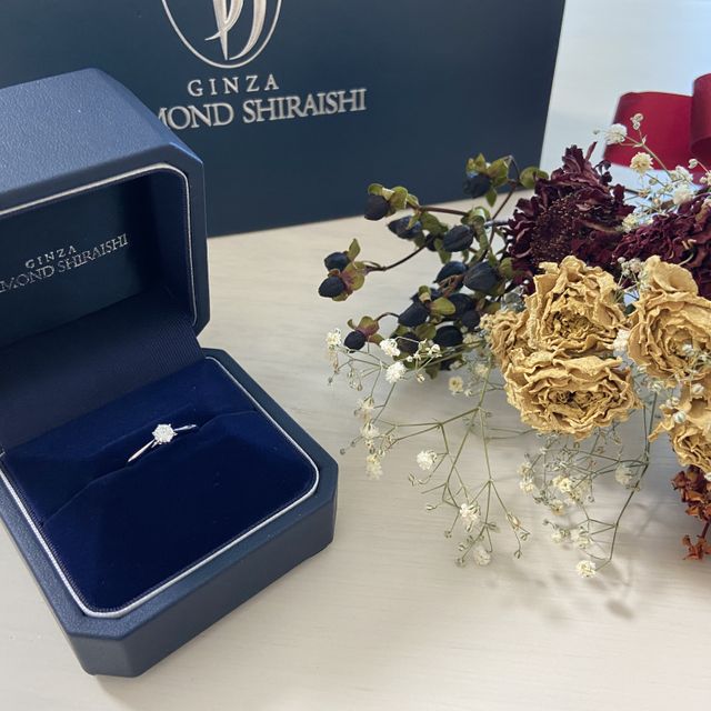 【銀座ダイヤモンドシライシの口コミ】 プロポーズではダイヤのみいただき、後日リングを決めに行きました。セン…