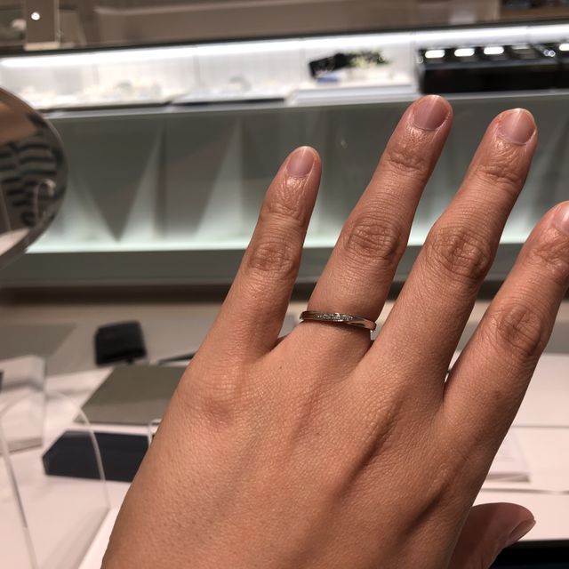 【4℃ BRIDAL(ヨンドシーブライダル)の口コミ】 私が選んだものは、ラインが細めで、ダイヤも控えめの5石、普段使いしやす…
