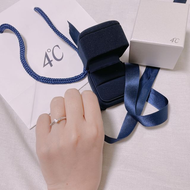 【4℃ BRIDAL(ヨンドシーブライダル)の口コミ】 上品なシルバーが指もとを大人っぽく見せてくれ、またダイアモンドの主張…