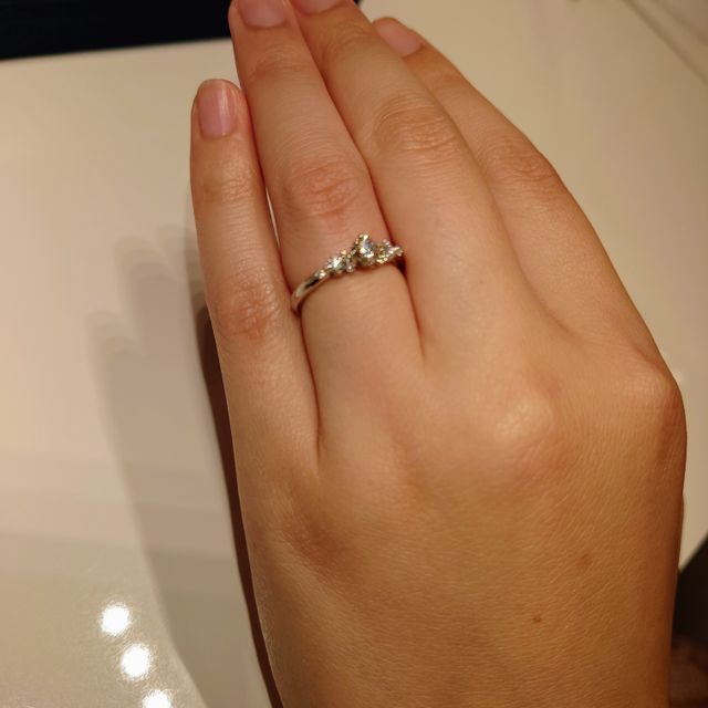 【4℃ BRIDAL(ヨンドシーブライダル)の口コミ】 国内ブランドで安心できること。ダイヤの数とデザインが気に入ったから。…